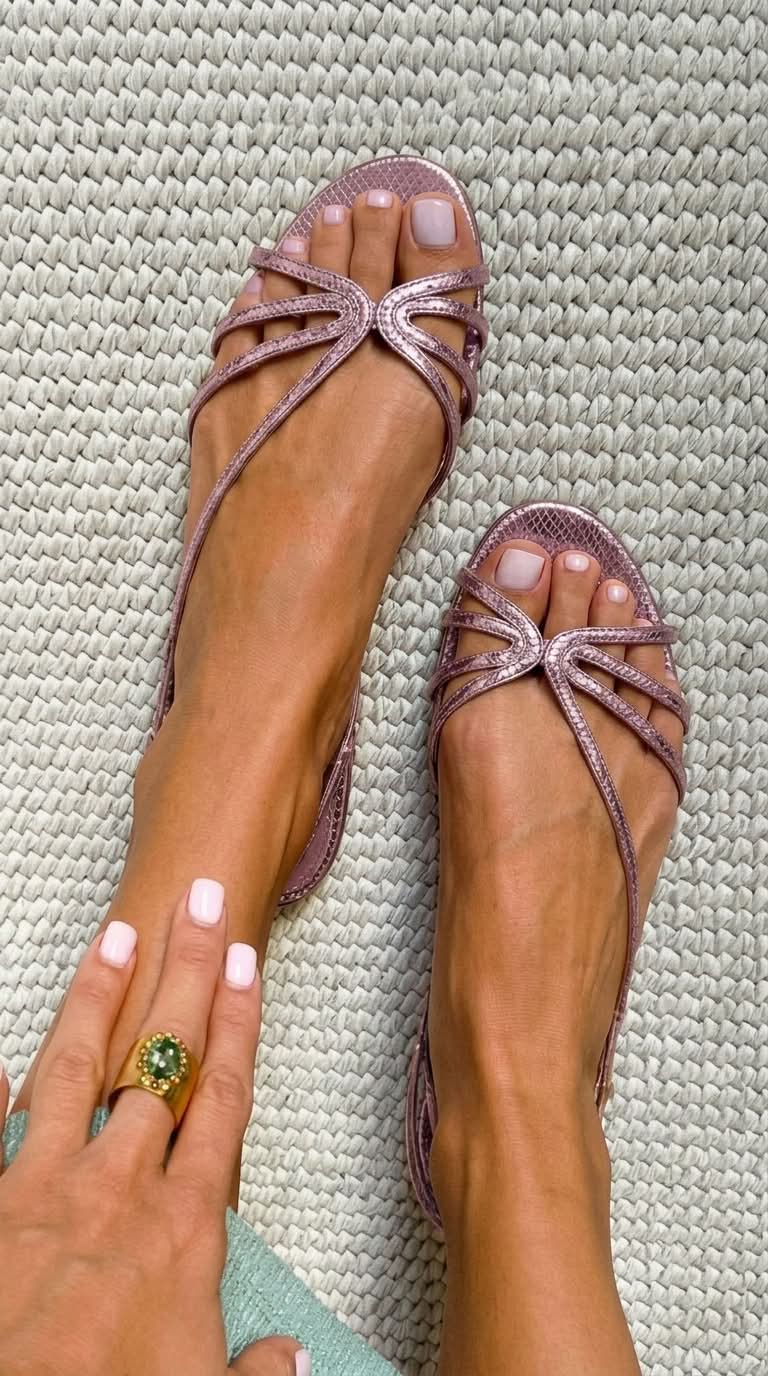 Sandalias metalizadas con efecto serpiente y correas elegantes