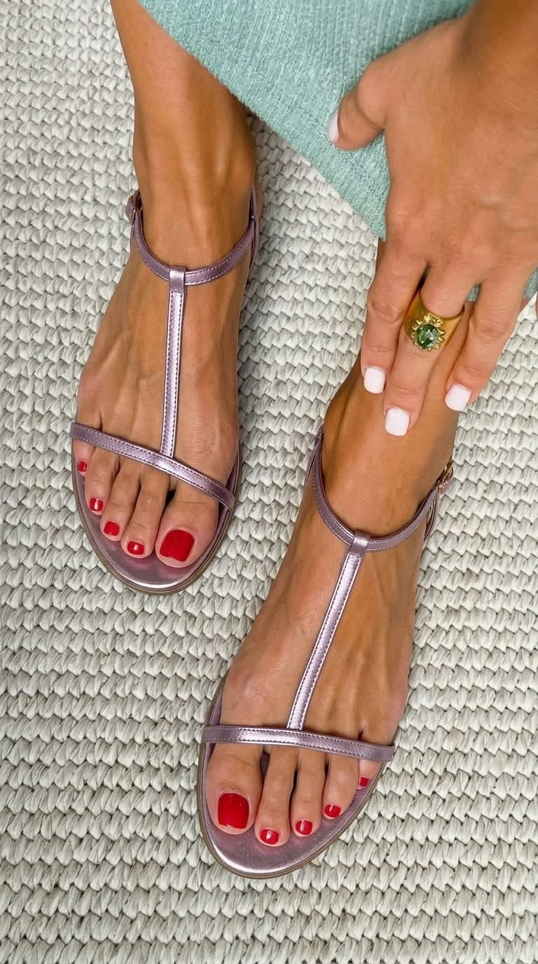 Sandalias de verano metalizadas con tira en T, de tacón bajo y chic