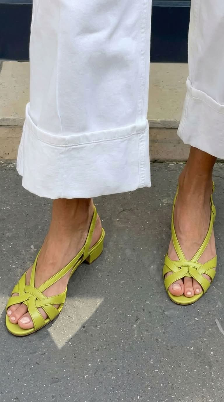 Sandalias slingback de cuero color nude con tiras cruzadas y tacón bajo, elegantes y cómodas