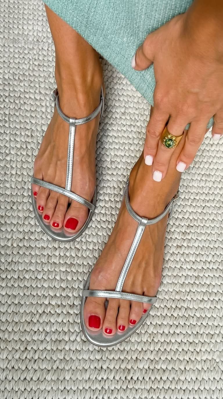 Sandalias de verano metalizadas con tira en T, de tacón bajo y chic