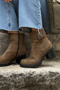 Botas kaki con tacón dentado y detalles de hebillas y tachuelas