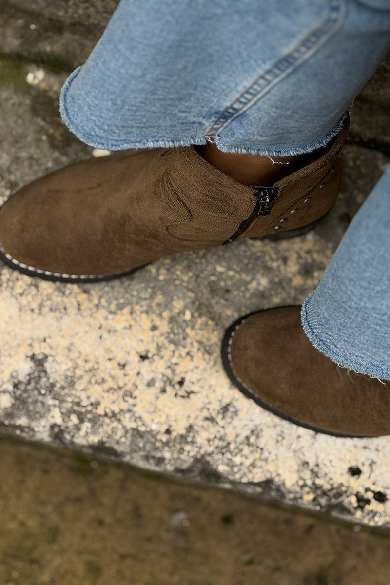 Botas kaki con tacón dentado y detalles de hebillas y tachuelas