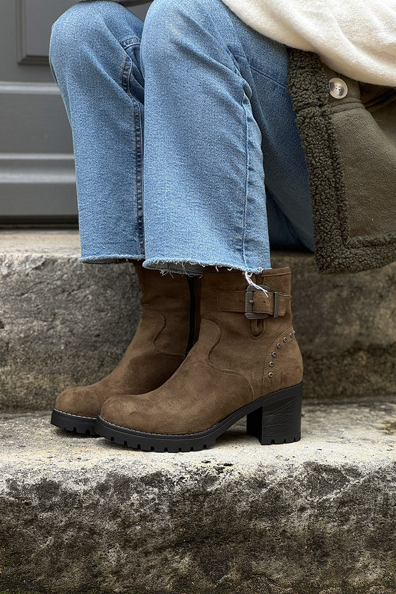 Botas kaki con tacón dentado y detalles de hebillas y tachuelas