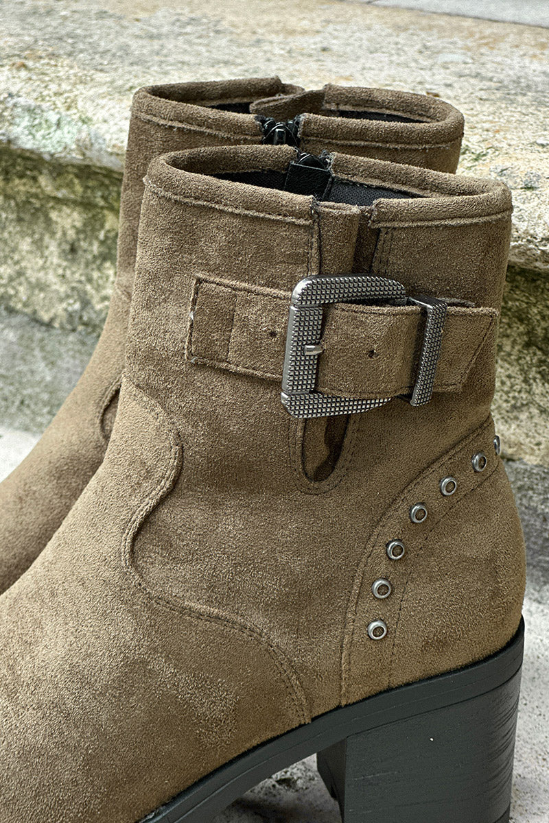Botas kaki con tacón dentado y detalles de hebillas y tachuelas