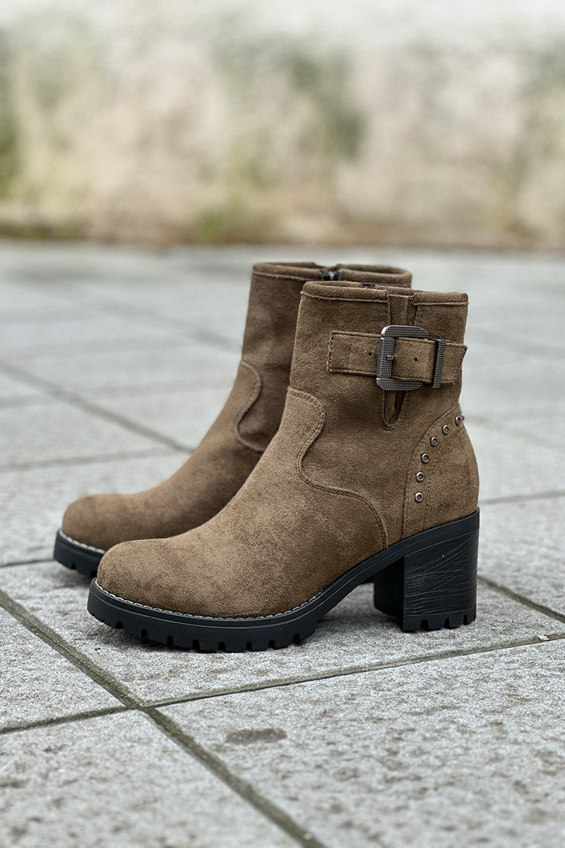 Botas kaki con tacón dentado y detalles de hebillas y tachuelas