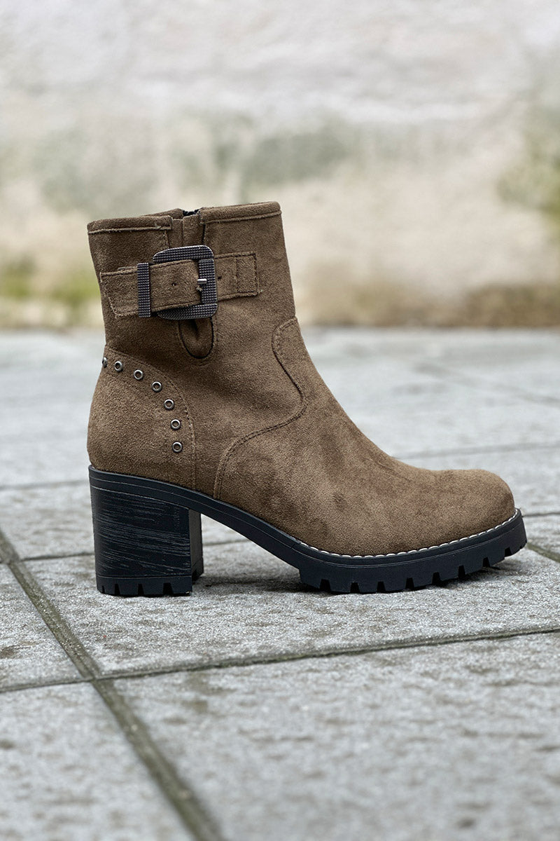 Botas kaki con tacón dentado y detalles de hebillas y tachuelas