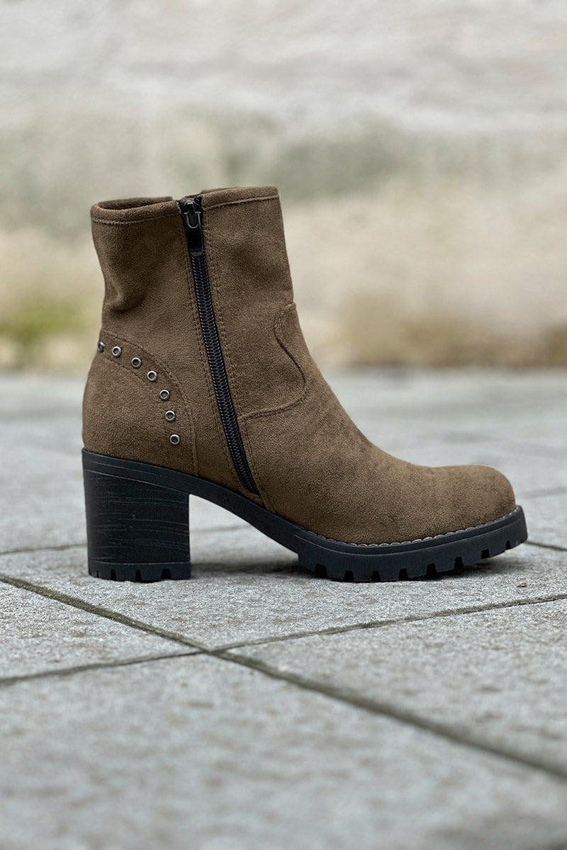 Botas kaki con tacón dentado y detalles de hebillas y tachuelas