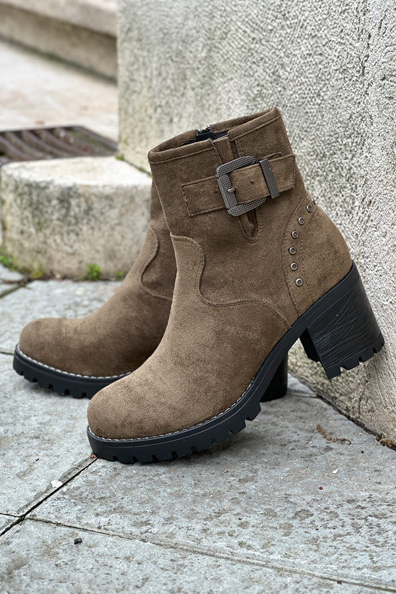 Botas kaki con tacón dentado y detalles de hebillas y tachuelas