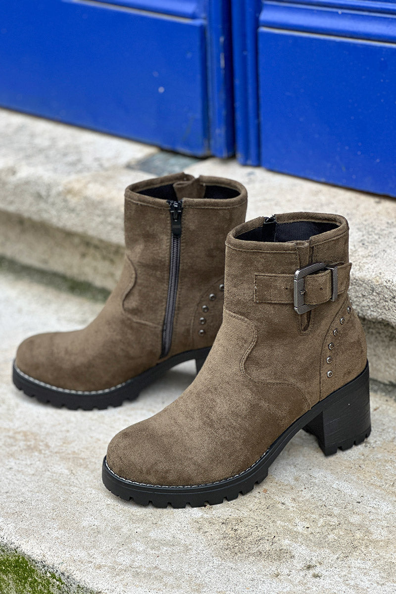 Botas kaki con tacón dentado y detalles de hebillas y tachuelas