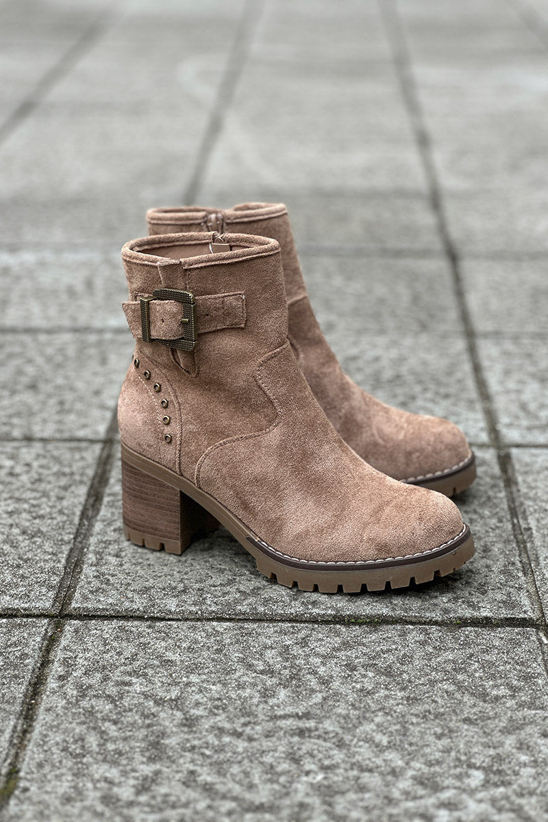 Botas taupe con tacón dentado y detalles de hebillas y tachuelas