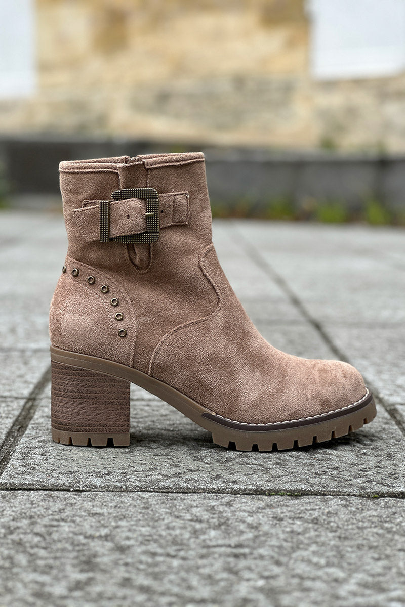 Botas taupe con tacón dentado y detalles de hebillas y tachuelas