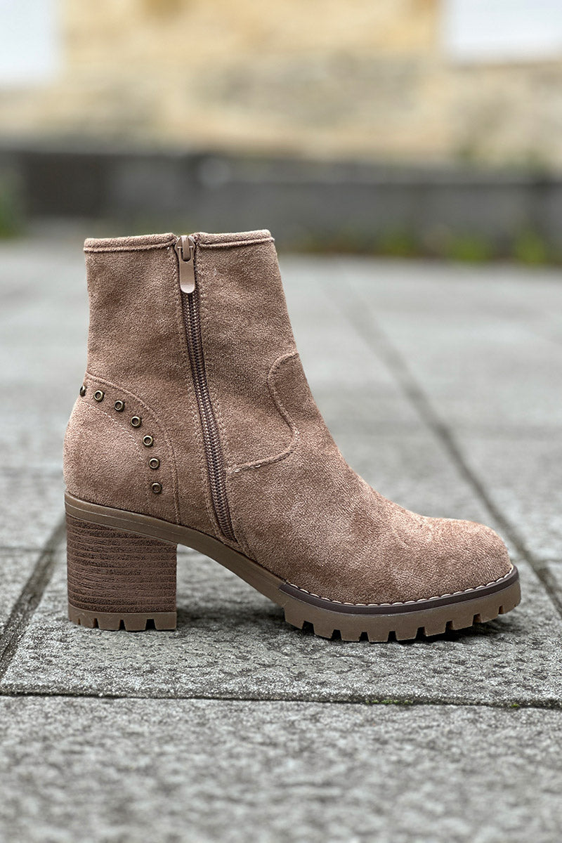 Botas taupe con tacón dentado y detalles de hebillas y tachuelas