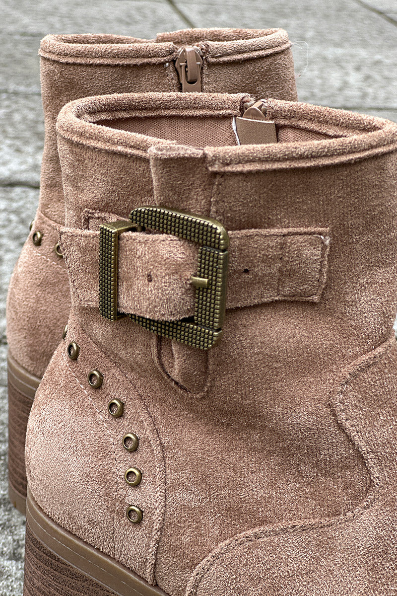 Botas taupe con tacón dentado y detalles de hebillas y tachuelas