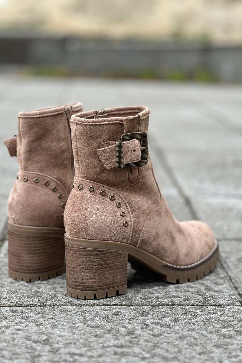 Botas taupe con tacón dentado y detalles de hebillas y tachuelas