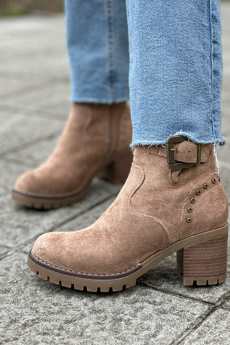 Botas taupe con tacón dentado y detalles de hebillas y tachuelas