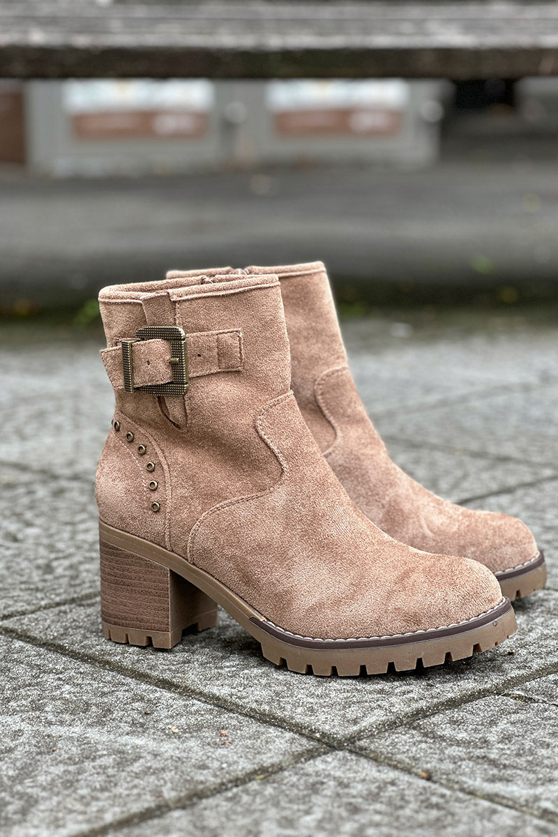 Botas taupe con tacón dentado y detalles de hebillas y tachuelas