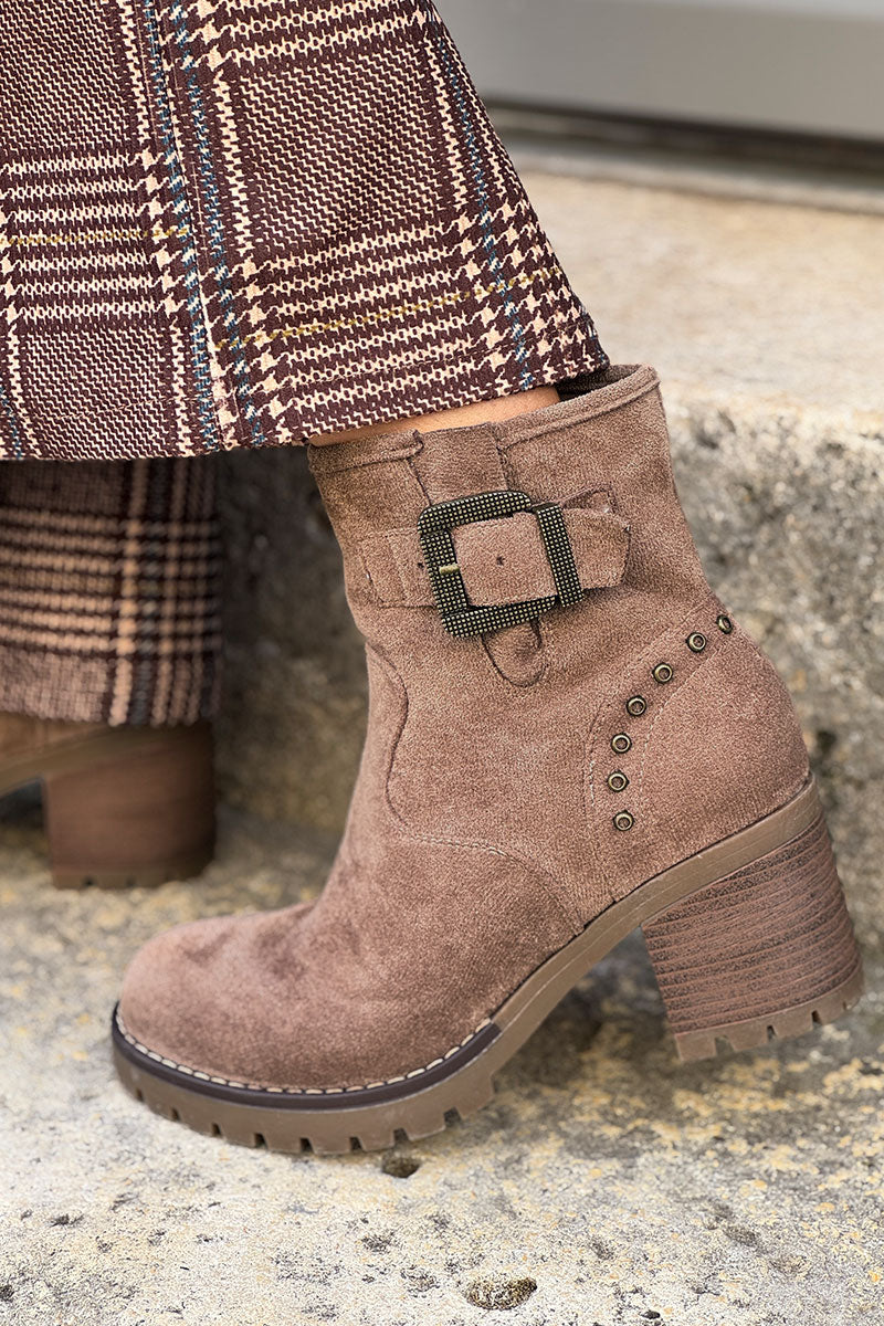 Botas taupe con tacón dentado y detalles de hebillas y tachuelas