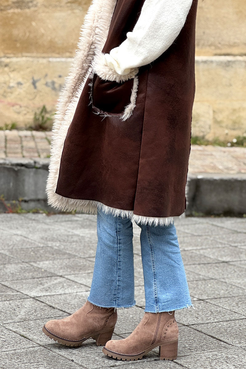 Botas taupe con tacón dentado y detalles de hebillas y tachuelas