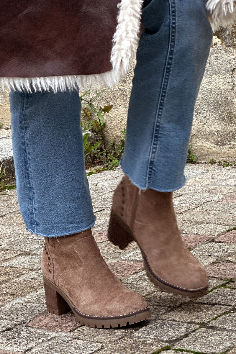 Botas taupe con tacón dentado y detalles de hebillas y tachuelas