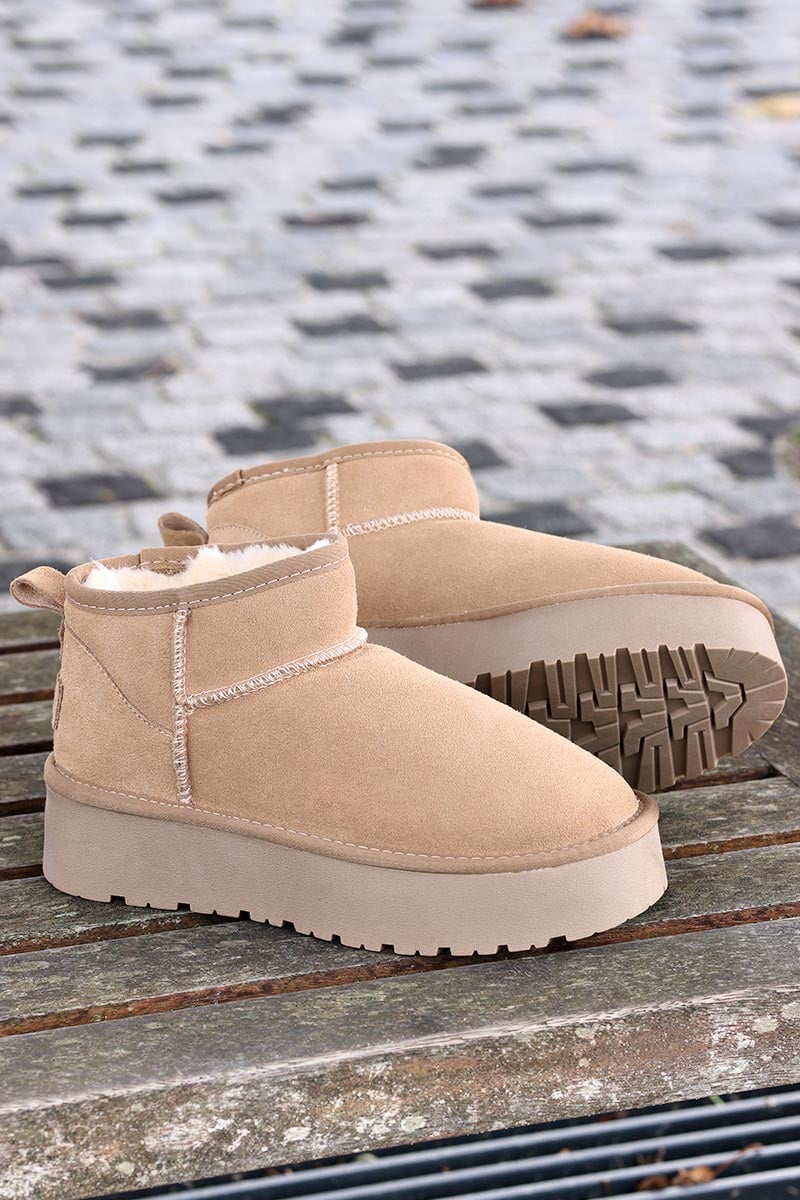 Botas beige bajas de cuero forradas con plataforma