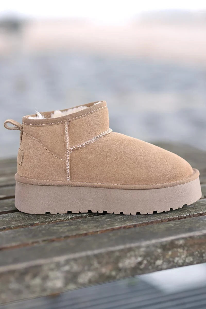 Botas beige bajas de cuero forradas con plataforma