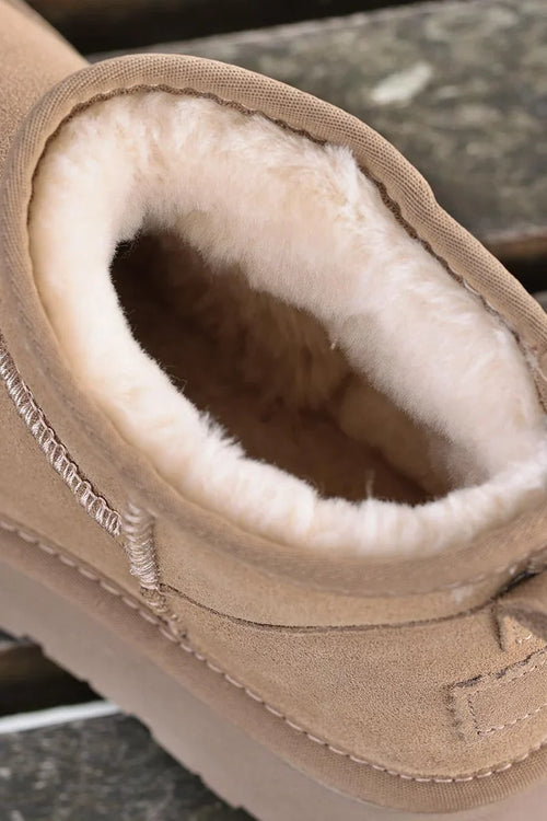Botas beige bajas de cuero forradas con plataforma