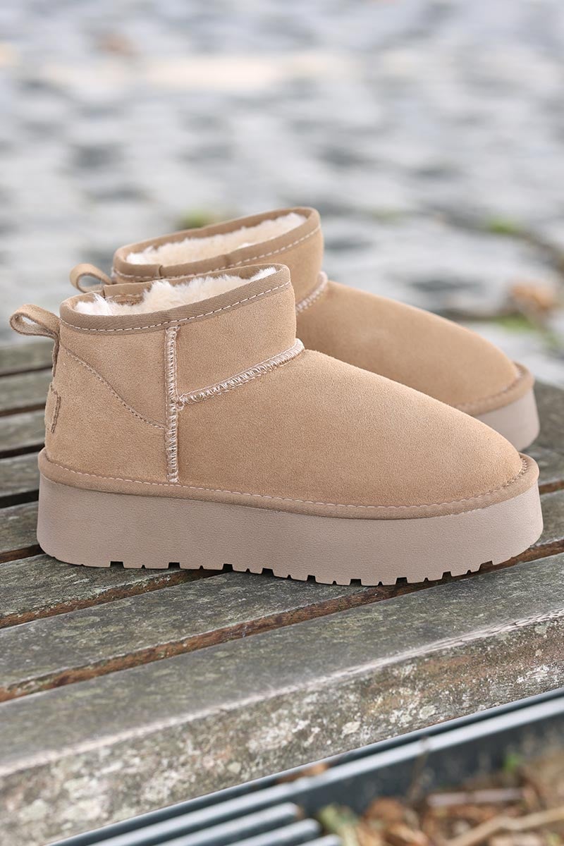 Botas beige bajas de cuero forradas con plataforma