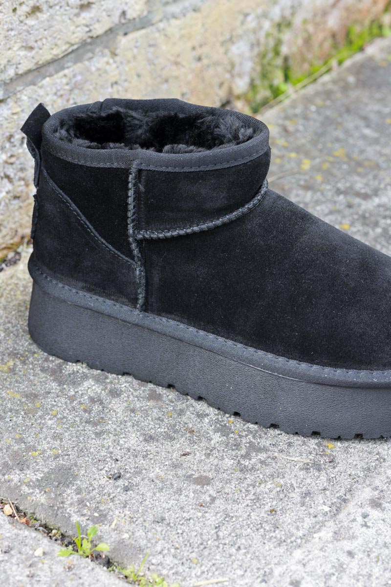 Botas negras bajas de cuero afelpado forradas con plataforma