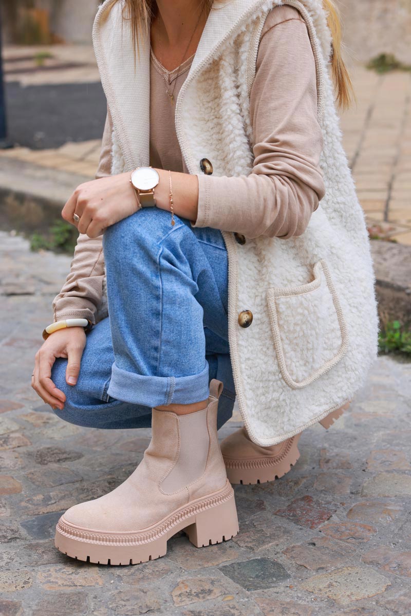 Botines chelsea en ante beige con tacón dentado
