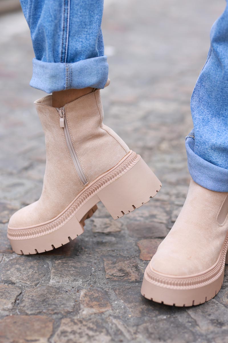 Botines chelsea en ante beige con tacón dentado
