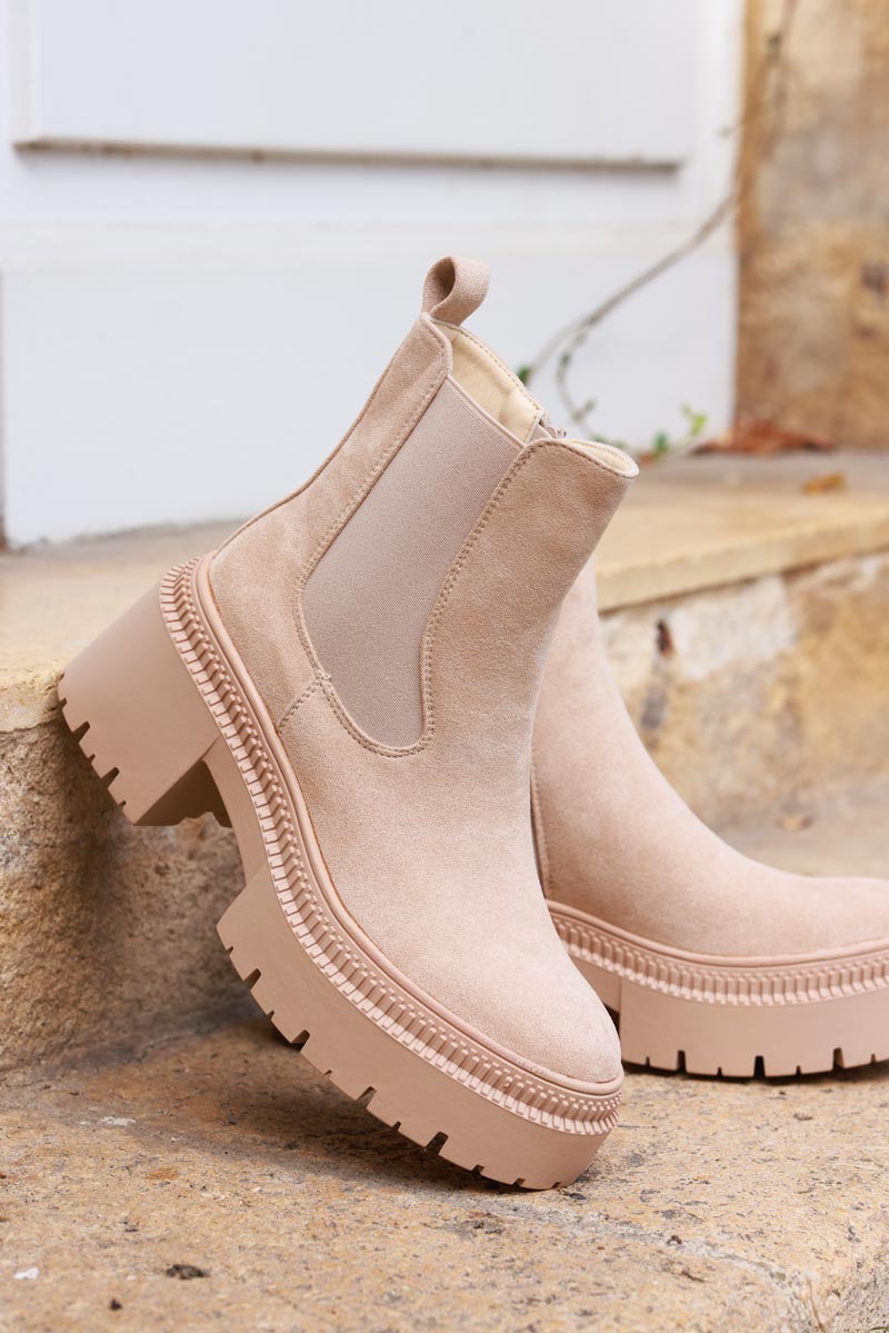 Botines chelsea en ante beige con tacón dentado