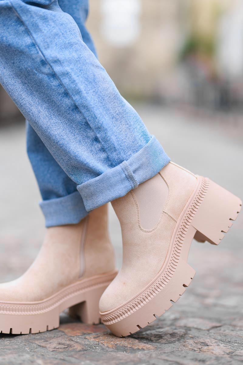 Botines chelsea en ante beige con tacón dentado