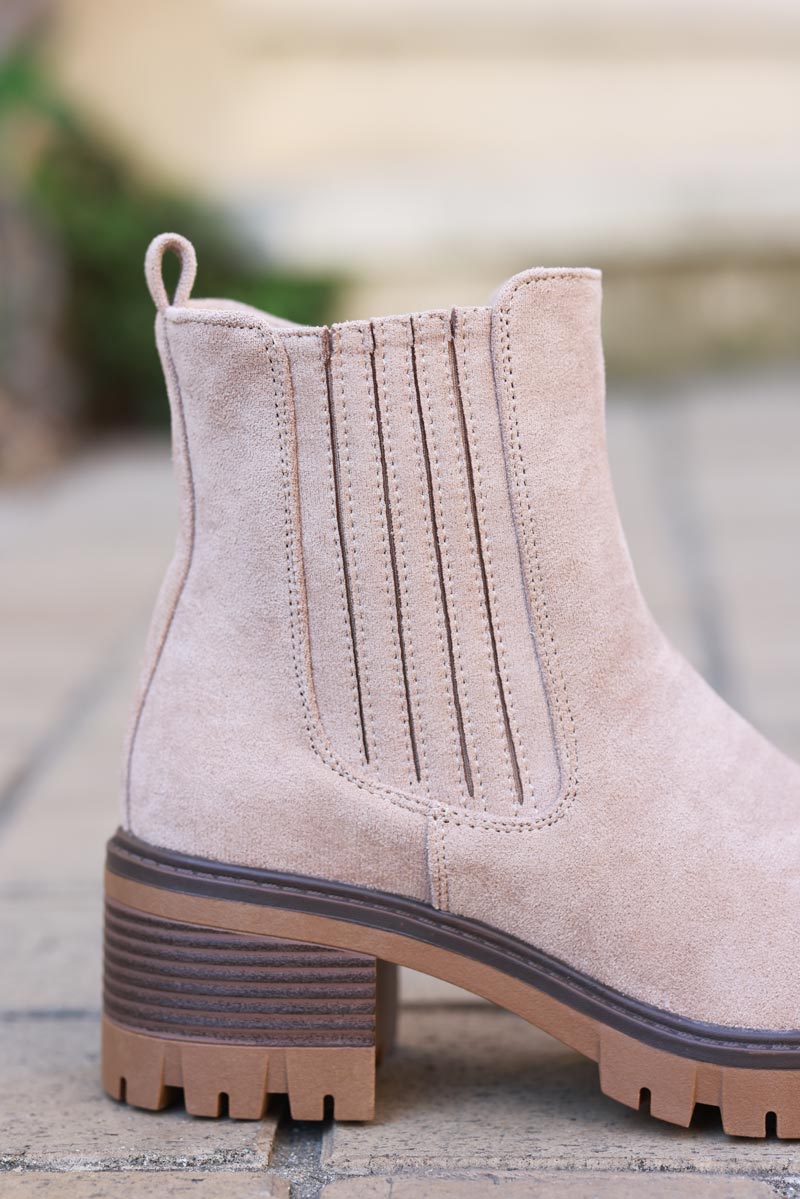 Botines chelsea en ante beige con tacón