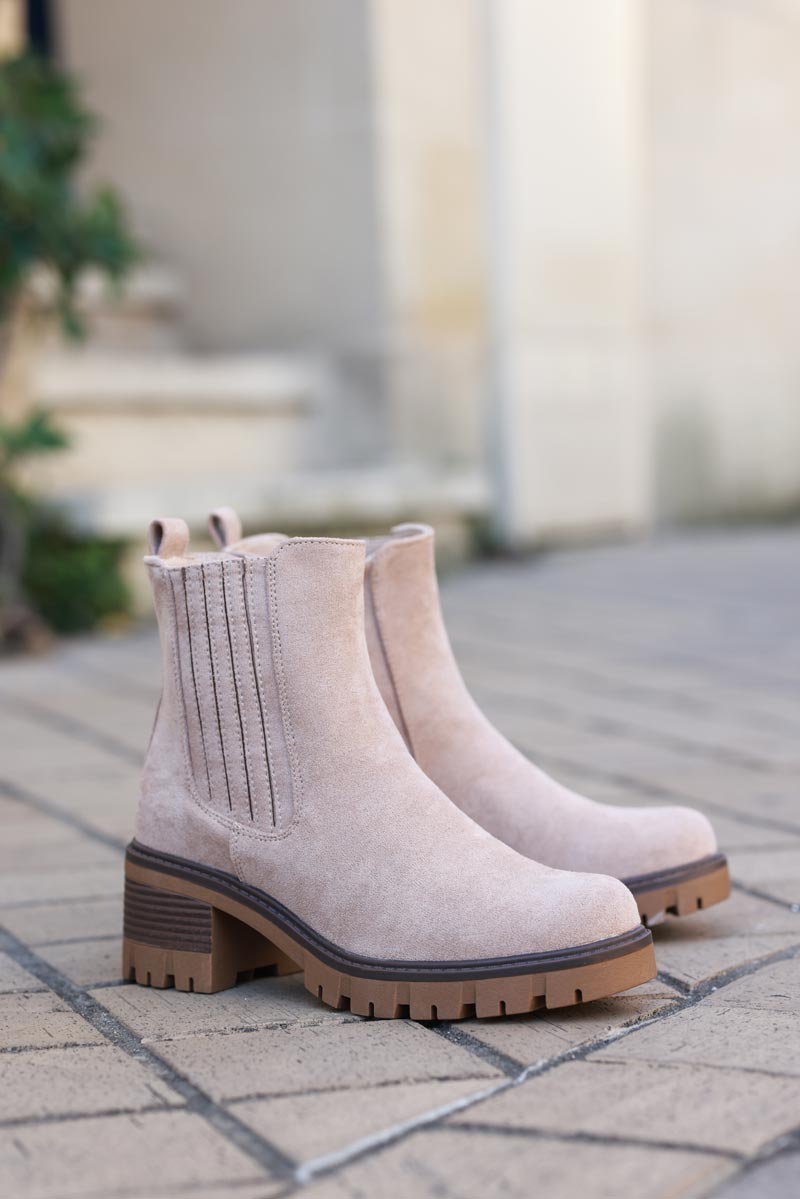 Botines chelsea en ante beige con tacón