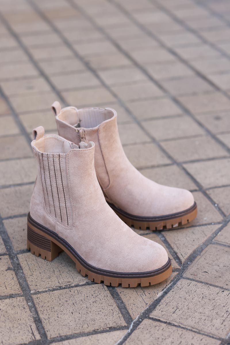 Botines chelsea en ante beige con tacón