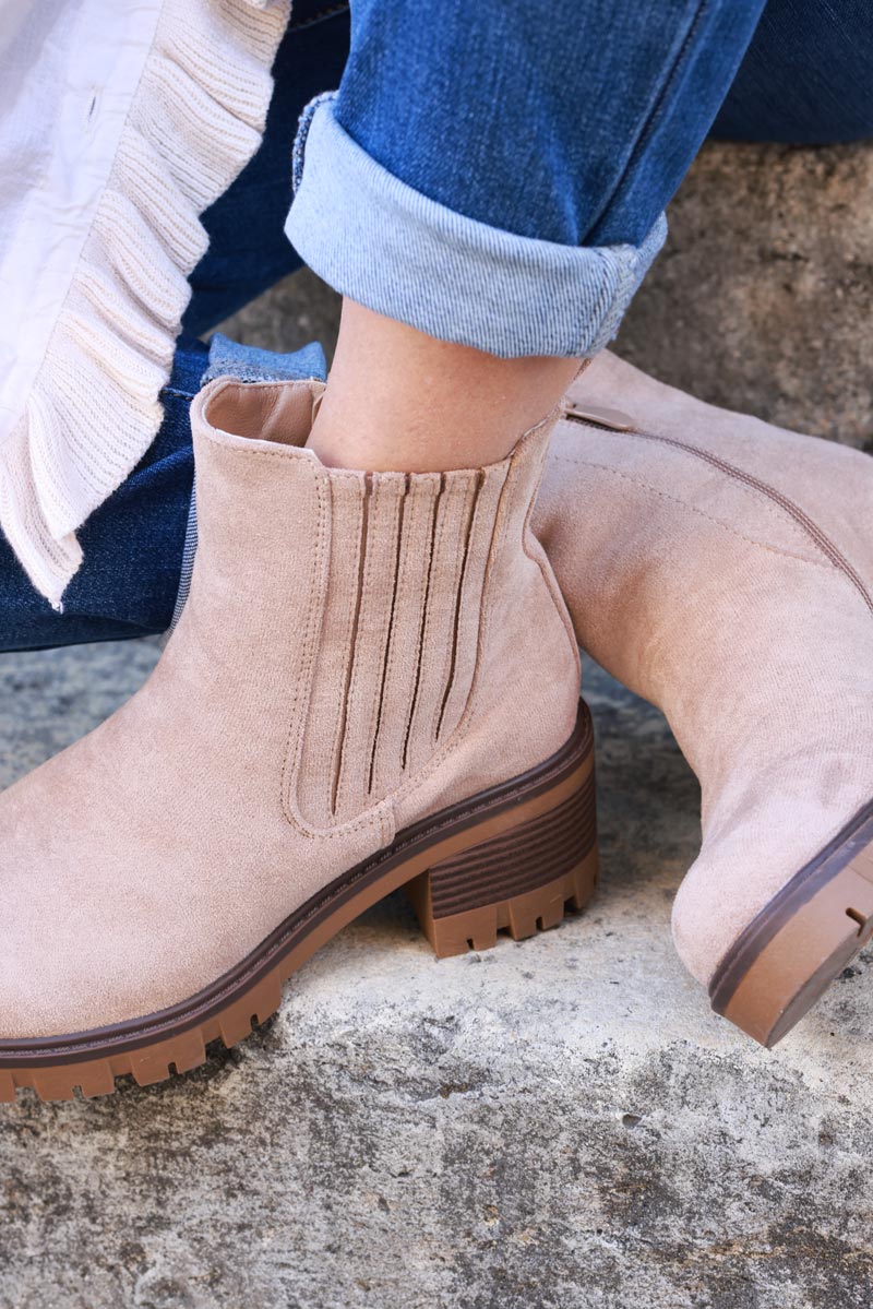 Botines chelsea en ante beige con tacón