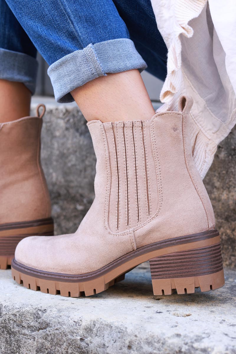 Botines chelsea en ante beige con tacón