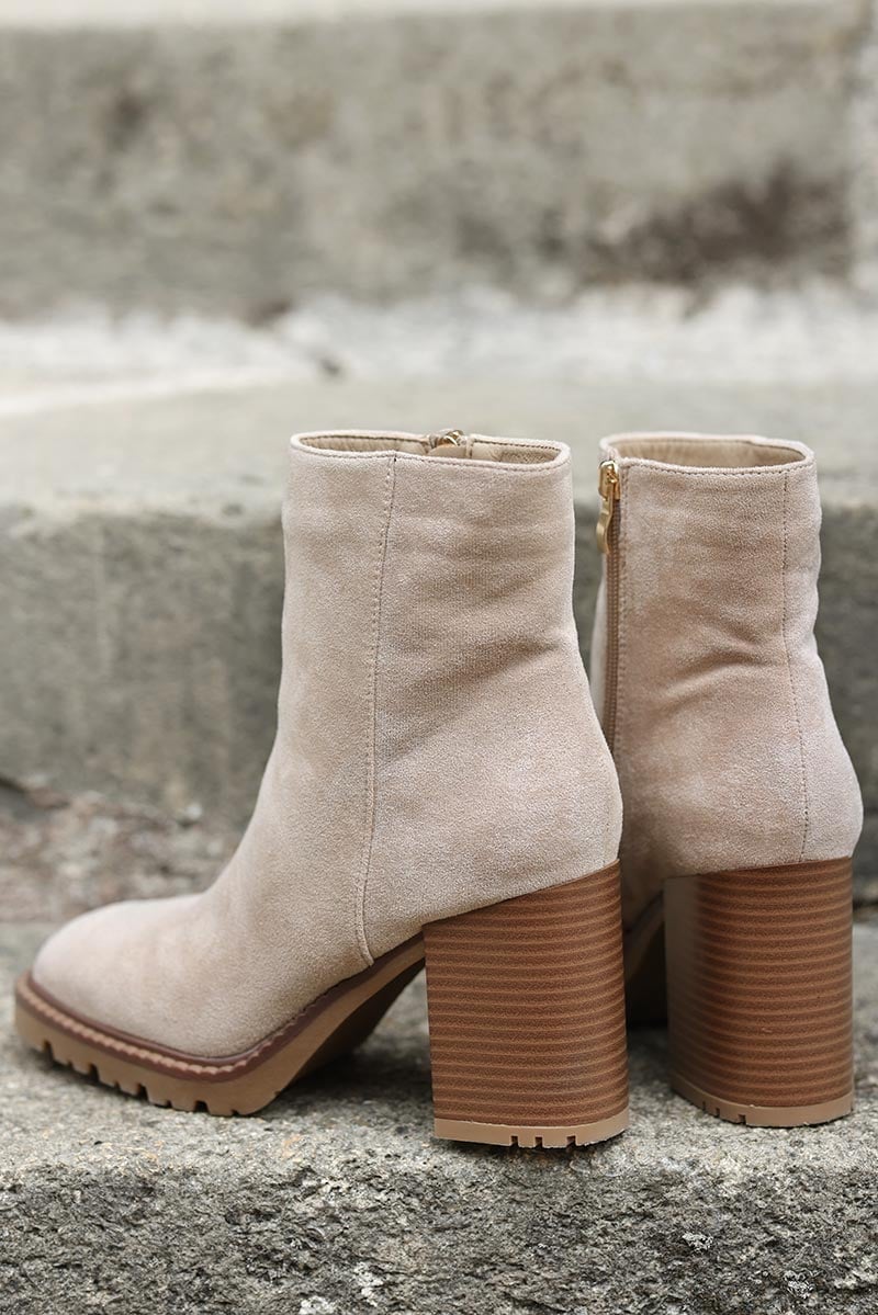 Botines de tacón en ante beige