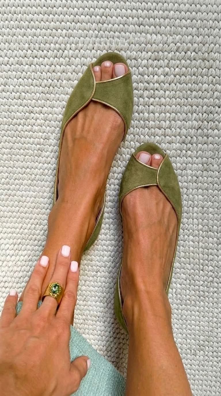 Bailarinas de Orsay de ante con punta abierta en beige y oro